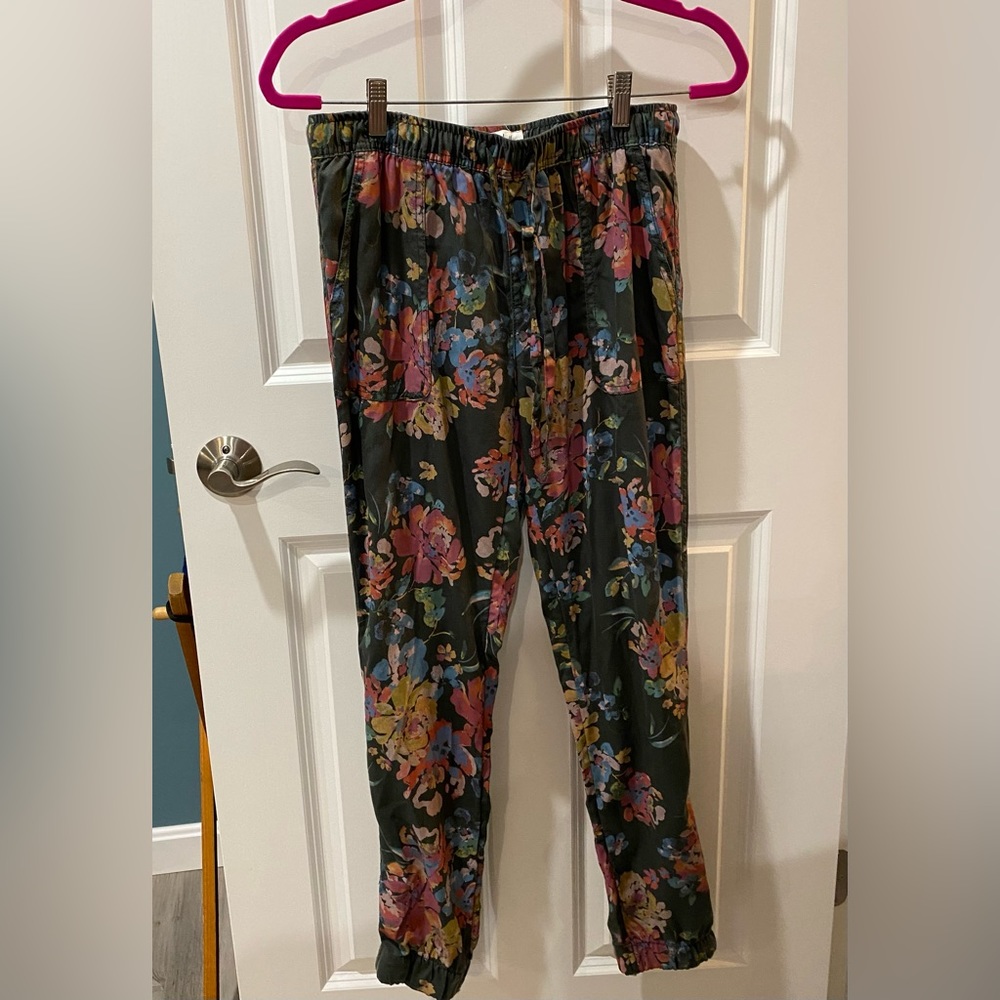 Nicole Miller casual floral pants for everyday wear! Size small